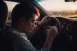 Microssono ao volante: o motivo principal que torna dirigir com sono tão perigoso quanto beber (e o que fazer na hora)